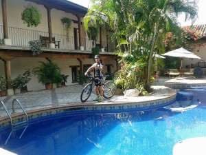 ciclista en hotel